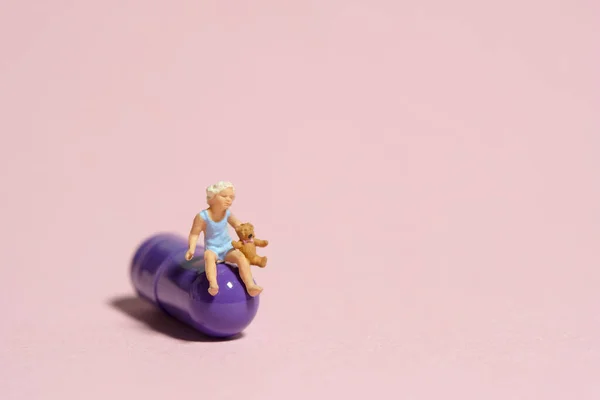 Miniatura Minúsculas Pessoas Brinquedo Figura Fotografia Uma Criança Sentada Acima — Fotografia de Stock