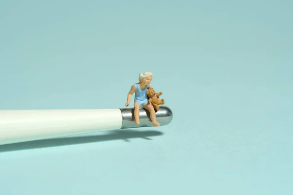 Miniatura Gente Pequeña Juguete Figura Fotografía Una Niña Pequeña Sentada — Foto de Stock