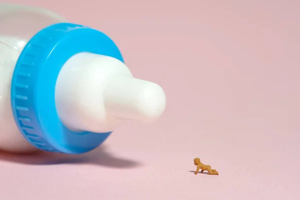 Miniatur Winzige Menschen Spielzeugfigur Fotografie Ein Säugling Krabbelt Richtung Milchflasche — Stockfoto
