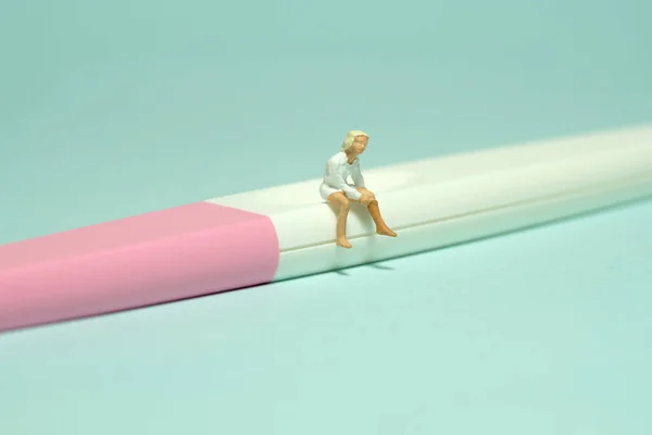 Miniature Minuscole Persone Giocattolo Figura Fotografia Una Ragazza Adolescente Seduta — Foto Stock