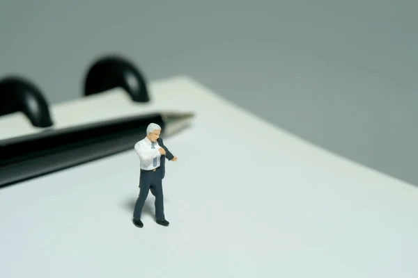 Minyatür Minyatür Insanlar Oyuncak Figürlü Fotoğrafçılık Kalem Defterin Önünde Takım — Stok fotoğraf