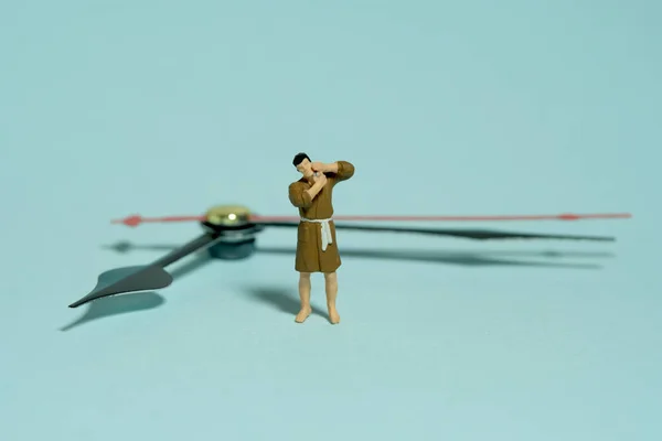 Miniatura Gente Pequeña Juguete Figura Fotografía Hombre Vistiendo Albornoz Afeita — Foto de Stock