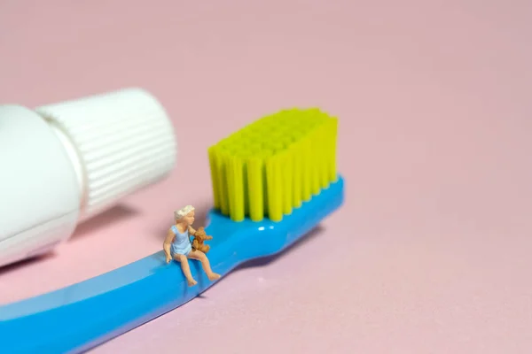 Minyatür Minyatür Insanlar Oyuncak Figürlü Fotoğrafçılık Diş Fırçasının Üzerinde Oturan — Stok fotoğraf