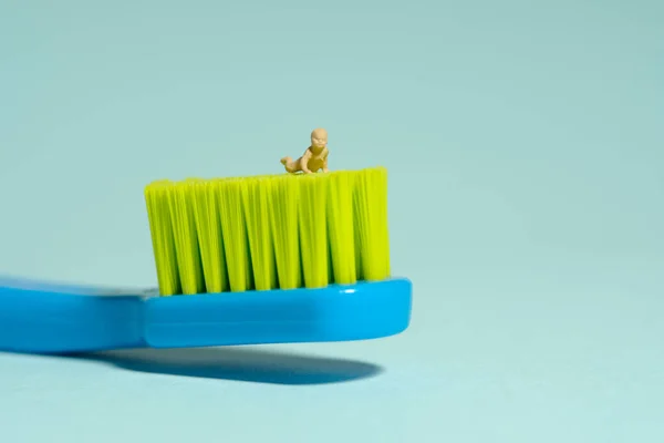 Minyatür Minyatür Insanlar Oyuncak Figürlü Fotoğrafçılık Diş Fırçasının Üzerinde Emekleyen — Stok fotoğraf