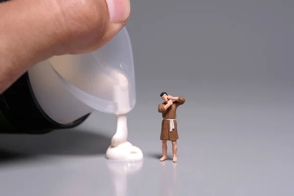 Miniatura Minúsculas Pessoas Brinquedo Figura Fotografia Homem Roupão Banho Rapar — Fotografia de Stock