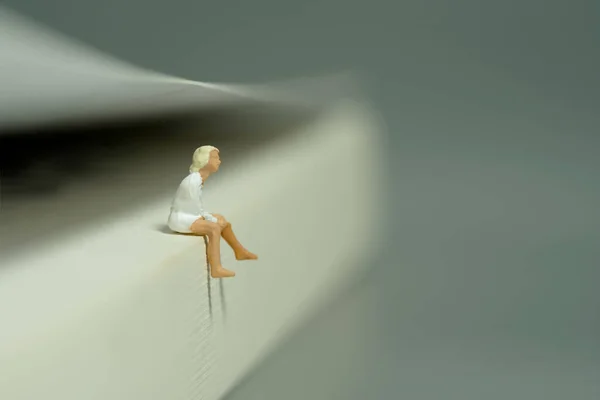 Miniatura Minúsculas Pessoas Brinquedo Figura Fotografia Uma Adolescente Sentada Acima — Fotografia de Stock