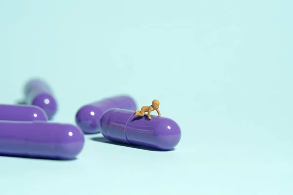 Miniatura Minúsculas Pessoas Brinquedo Figura Fotografia Bebê Recém Nascido Rastejando — Fotografia de Stock