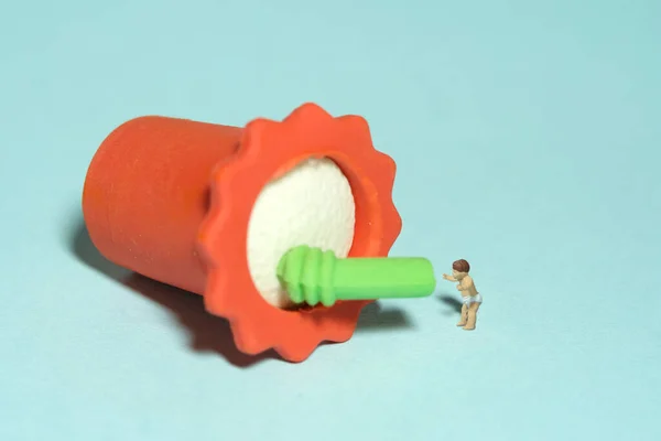 Miniatura Minúsculas Pessoas Brinquedo Figura Fotografia Conceito Comida Pouco Saudável — Fotografia de Stock