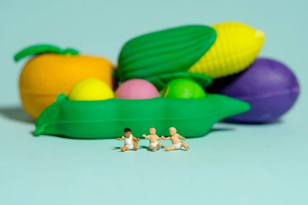 Miniatura Minúsculas Pessoas Brinquedo Figura Fotografia Comida Saudável Menino Criança — Fotografia de Stock