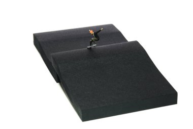 Yaratıcı minyatür insanlar oyuncak fotoğrafçılığı. Yapışkan notlar kurulumu. Kaykay parkında kaykay yapan bir kaykaycı. Beyaz arka planda izole edilmiş. Resim fotoğrafı.