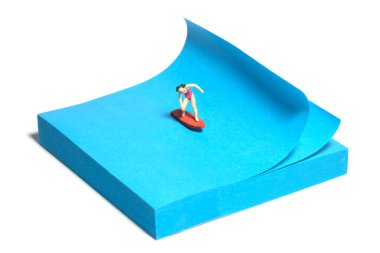 Yaratıcı minyatür insanlar oyuncak fotoğrafçılığı. Yapışkan notlar kurulumu. Sörf tahtasında büyük dalgalar üzerinde sörf yapan bir kız. Beyaz arka planda izole edilmiş. Resim fotoğrafı.