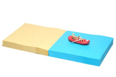 Yaratıcı minyatür insanlar oyuncak fotoğrafçılığı. Yapışkan notlar kurulumu. Plajda, denizde, nehirde, gölde lastik bir teknede kürek çeken iki çocuk. Beyaz arka planda izole edilmiş. Resim fotoğrafı.