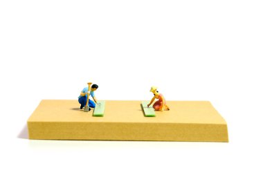 Yaratıcı minyatür insanlar oyuncak fotoğrafçılığı. Yapışkan notlar kurulumu. Bir çift yaz tatilinde bahçede bahçe işleri yapıyor. Beyaz arka planda izole edilmiş. Resim fotoğrafı.