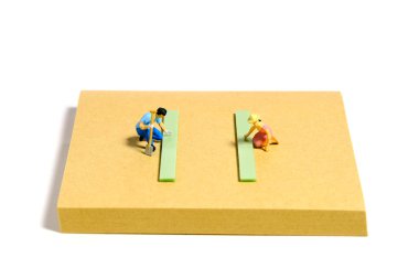 Yaratıcı minyatür insanlar oyuncak fotoğrafçılığı. Yapışkan notlar kurulumu. Bir çift yaz tatilinde bahçede bahçe işleri yapıyor. Beyaz arka planda izole edilmiş. Resim fotoğrafı.