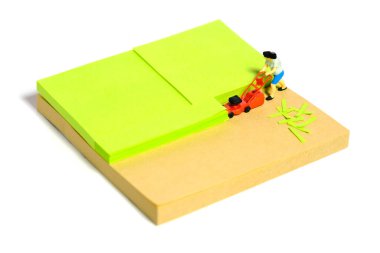 Yaratıcı minyatür insanlar oyuncak fotoğrafçılığı. Yapışkan notlar kurulumu. Bir kadın bahçede çimleri kesti. Beyaz arka planda izole edilmiş. Resim fotoğrafı.