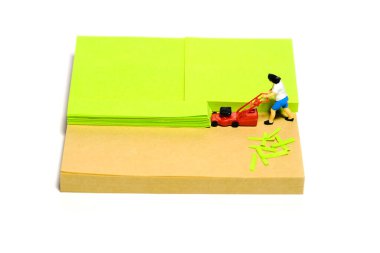 Yaratıcı minyatür insanlar oyuncak fotoğrafçılığı. Yapışkan notlar kurulumu. Bir kadın bahçede çimleri kesti. Beyaz arka planda izole edilmiş. Resim fotoğrafı.