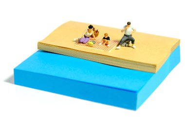 Yaratıcı minyatür insanlar oyuncak fotoğrafçılığı. Yapışkan notlar kurulumu. Yaz tatilinde nehirde aile pikniği zamanı. Beyaz arka planda izole edilmiş. Resim fotoğrafı.