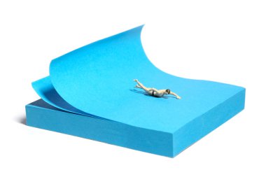 Yaratıcı minyatür insanlar oyuncak fotoğrafçılığı. Yapışkan notlar kurulumu. Büyük dalgalarla okyanusta yüzen bir adam. Beyaz arka planda izole edilmiş. Resim fotoğrafı.