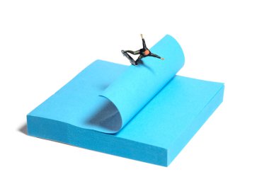 Yaratıcı minyatür insanlar oyuncak fotoğrafçılığı. Yapışkan notlar kurulumu. Kaykay parkında kaykay yapan bir kaykaycı. Beyaz arka planda izole edilmiş. Resim fotoğrafı.