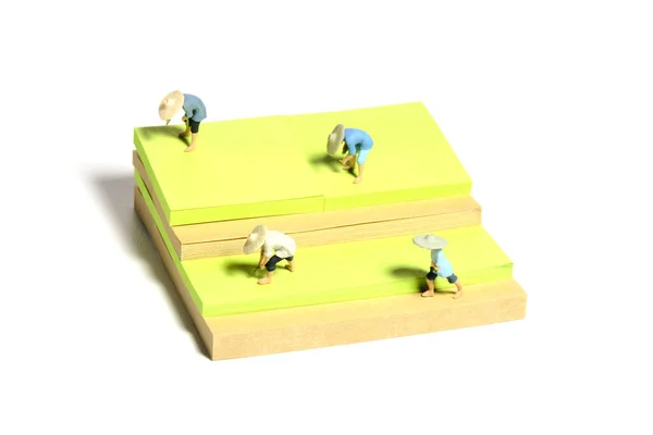 Criativa Miniatura Pessoas Brinquedo Figura Fotografia Instalação Notas Adesivas Grupo — Fotografia de Stock