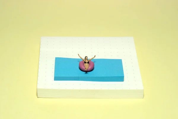 Criativa Miniatura Pessoas Brinquedo Figura Fotografia Instalação Notas Adesivas Uma — Fotografia de Stock