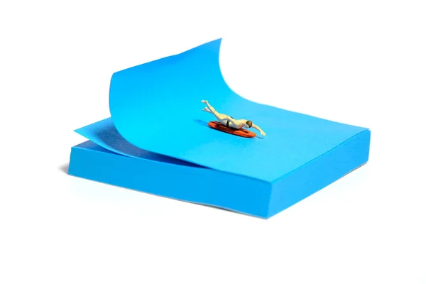 Criativa Miniatura Pessoas Brinquedo Figura Fotografia Instalação Notas Adesivas Surfista — Fotografia de Stock