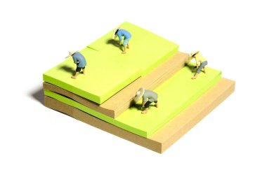 Yaratıcı minyatür insanlar oyuncak fotoğrafçılığı. Yapışkan notlar kurulumu. Bir grup çiftçi tarlada hasat ve ekim yapıyor. Beyaz arka planda izole edilmiş. Resim fotoğrafı.