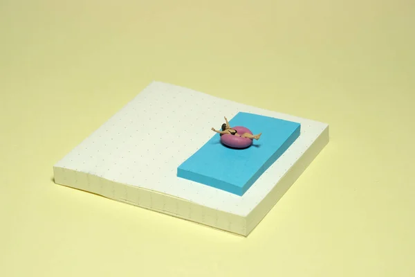 Kreativa Miniatyr Människor Leksak Figur Fotografi Klisterlappar Installerade Tjej Gummibåt — Stockfoto