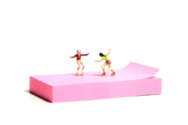 Creative Miniature People Toy Figure Photography Sticky Notes Installation Girl — стоковое фото