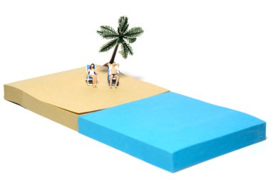 Yaratıcı minyatür insanlar oyuncak fotoğrafçılığı. Yapışkan notlar kurulumu. Kumsalda, hindistan cevizi ağacının altında takılan bir çift. Beyaz arka planda izole edilmiş. Resim fotoğrafı.