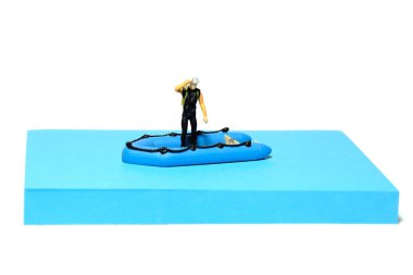 Yaratıcı minyatür insanlar oyuncak fotoğrafçılığı. Yapışkan notlar kurulumu. Plastik sandal üzerinde okyanus dalışı hazırlığı. Beyaz arka planda izole edilmiş. Resim fotoğrafı.