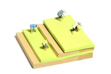 Yaratıcı minyatür insanlar oyuncak fotoğrafçılığı. Yapışkan notlar kurulumu. Bir grup çiftçi tarlada hasat ve ekim yapıyor. Beyaz arka planda izole edilmiş. Resim fotoğrafı.