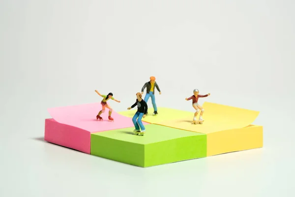 Δημιουργική Μικρογραφία Άνθρωποι Παιχνίδι Φωτογραφία Φιγούρα Εγκατάσταση Αυτοκόλλητων Σημειώσεων Παιδιά — Φωτογραφία Αρχείου