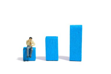 Minyatür minyatür insanlar oyuncak figürlü fotoğrafçılık. Telefon pazarlama büyüme konsepti. Bir iş adamı baro şemasını aşan bir telefon görüşmesi yapar. Beyaz bir arka planda izole edilmiş. Resim fotoğrafı.