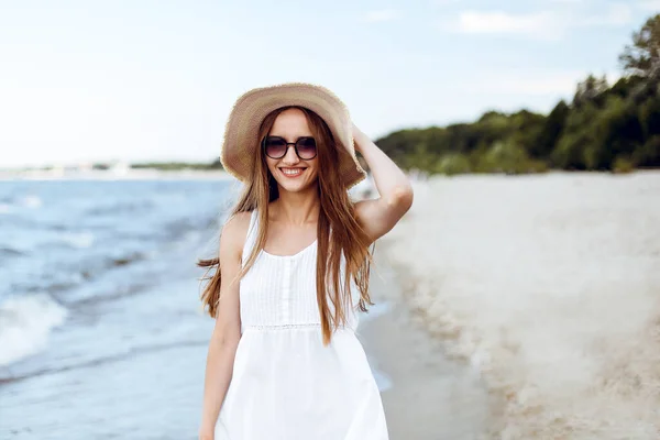 Šťastná Usměvavá Žena Blaženosti Zdarma Pláži Oceánu Stojí Pózuje Kloboukem — Stock fotografie