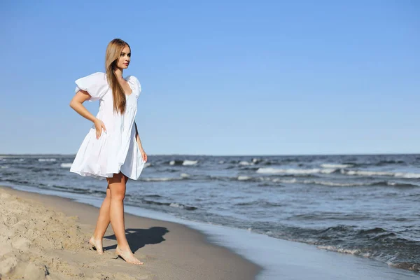 Счастливая Улыбающаяся Красавица Идет Океанскому Пляжу Белом Летнем Платье — стоковое фото