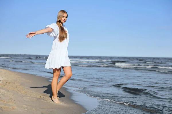 Feliz Sorrindo Bela Mulher Está Andando Praia Oceano Com Braços — Fotografia de Stock