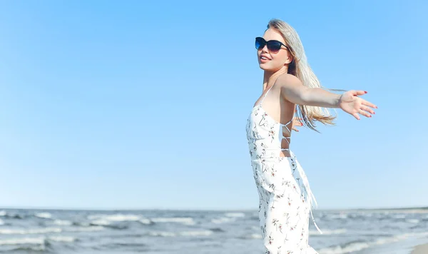 Szczęśliwa Blondynka Piękna Kobieta Plaży Oceanu Stojąca Białej Letniej Sukience — Zdjęcie stockowe