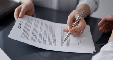 İş adamları ofiste oturup sözleşmeyi tartışıyor, kapatıyorlar. Toplantıda ortaklar ya da avukatlar birlikte çalışıyor. Takım çalışması ve ortaklık.