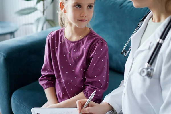 Kinderpatient Bei Der Üblichen Ärztlichen Untersuchung Arzt Und Patient Hause — Stockfoto