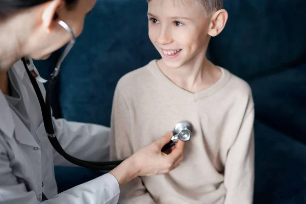 Läkare Och Glad Leende Barn Pojke Patient Hemma Läkarundersökning Medicin — Stockfoto