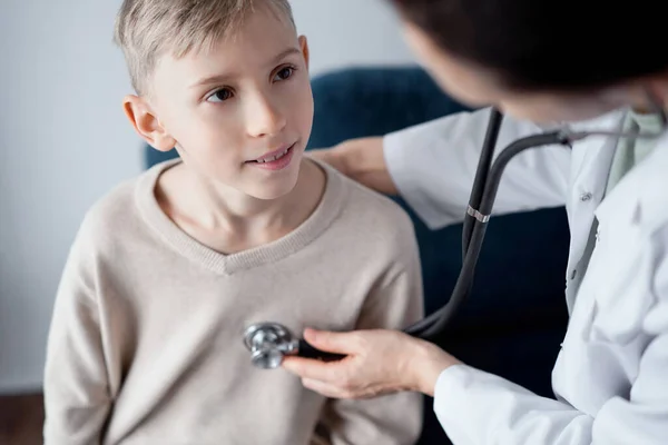 Arzt Und Junge Patient Hause Ärztliche Untersuchung Medizin Gesundheitskonzepte — Stockfoto