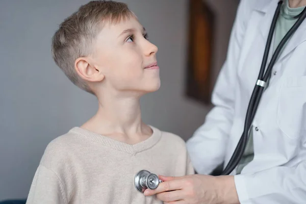 Arzt Und Glücklich Lächelnder Kinderbub Patient Hause Ärztliche Untersuchung Medizin — Stockfoto
