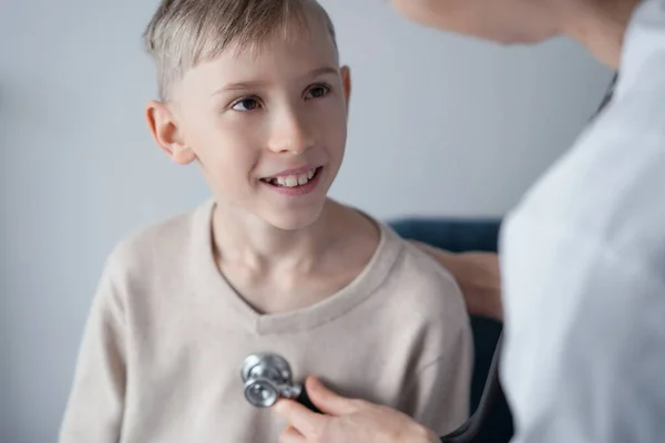 Doktor Mutlu Gülümseyen Çocuk Hasta Sağlık Kontrolünde Tıp Sağlık Hizmetleri — Stok fotoğraf