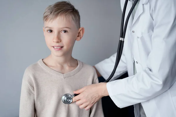Läkare Och Glad Leende Barn Pojke Patient Hemma Läkarundersökning Medicin — Stockfoto