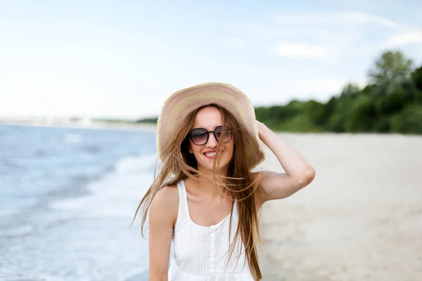Šťastná Usměvavá Žena Blaženosti Zdarma Pláži Oceánu Stojí Pózuje Kloboukem — Stock fotografie