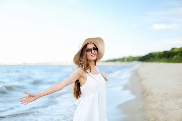 Šťastná Usměvavá Žena Blaženosti Zdarma Pláži Oceánu Stojí Kloboukem Slunečními — Stock fotografie