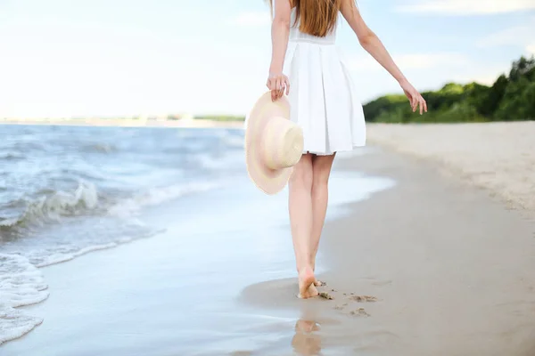 Uma Jovem Numa Praia Com Chapéu Branco Pernas Perto — Fotografia de Stock