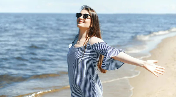 Glücklich Lächelnde Frau Freier Glückseligkeit Strand Mit Offenen Händen Porträt — Stockfoto