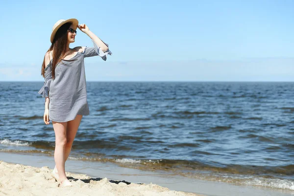 Glückliche Junge Brünette Frau Die Lächelnd Strand Des Ozeans Steht — Stockfoto